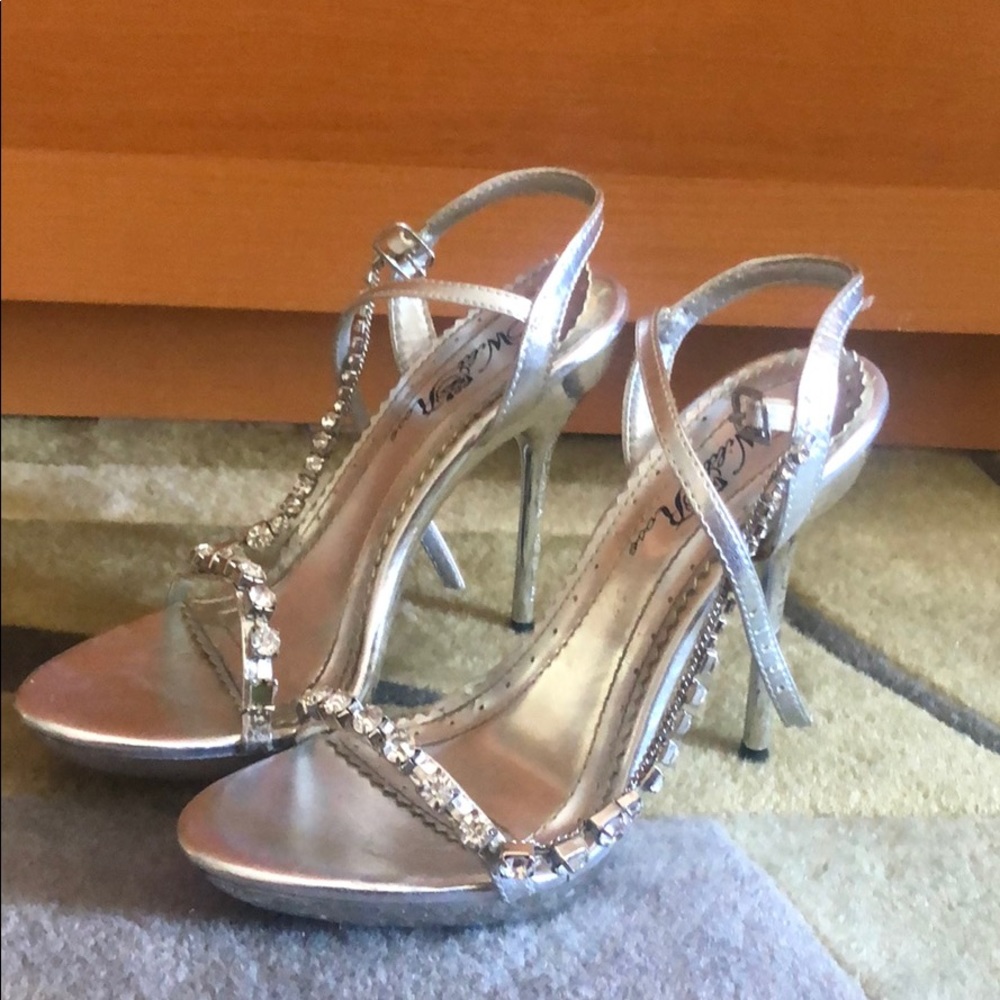 Silver Heels - Picture 2 of 3